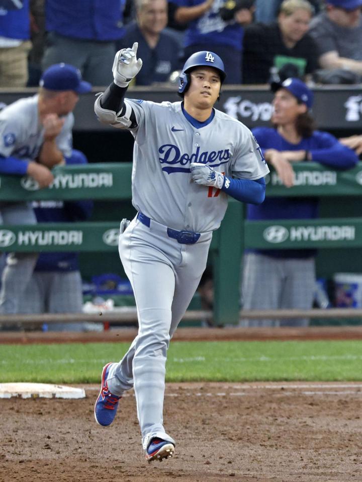 　３回、４６号ソロを放ち塁を回る大谷（共同）