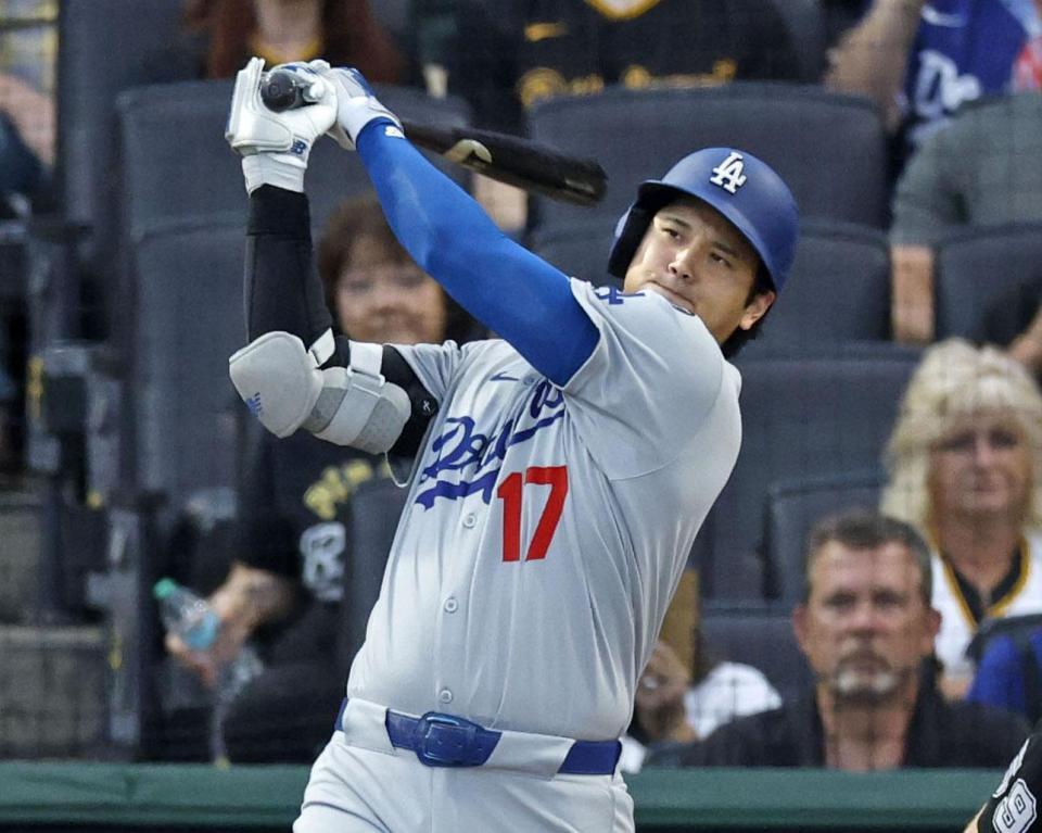 　３回、４６号ソロを放つ大谷（共同）