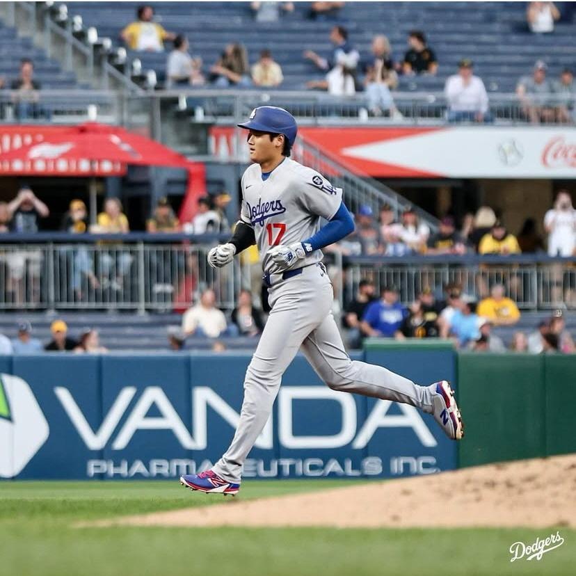 　３回、４６号ソロを放ち塁を回る大谷（ロサンゼルス・ドジャース提供）