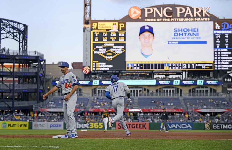 　３回、４６号ソロを放ち一塁を回る大谷（共同）