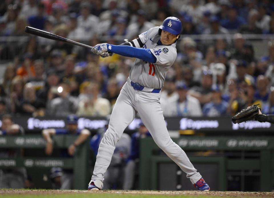 　７回、二塁打を放つ大谷（共同）