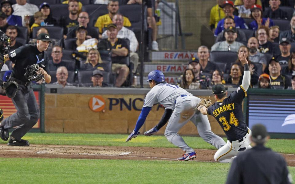 　７回、後続のゴロで三本間に挟まれタッチアウトとなる大谷（共同）