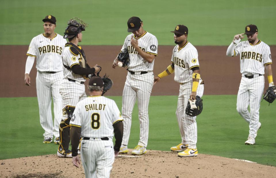 　５回途中、降板するダルビッシュ（中央）＝共同