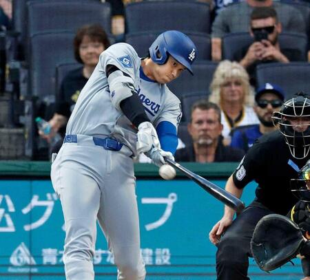 　３回、４６号ソロを放つドジャース・大谷（共同）