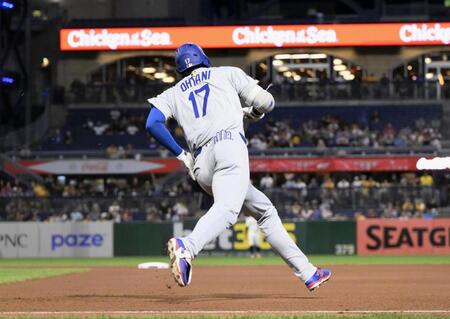 　パイレーツ戦の５回、二塁打を放ち二塁へ向かう大谷（共同）