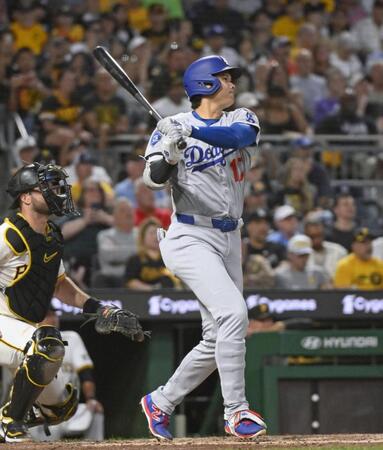 　パイレーツ戦の５回、二塁打を放つ大谷（共同）