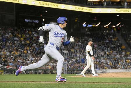 　パイレーツ戦の５回、二塁打を放ち一塁へ向かう大谷（共同）