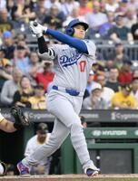 　１回、空振り三振に倒れる大谷（共同）