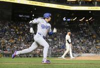 　パイレーツ戦の５回、二塁打を放ち一塁へ向かう大谷（共同）