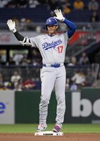 　パイレーツ戦の５回、二塁打を放ちポーズをとる大谷（共同）