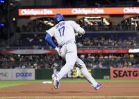 　パイレーツ戦の５回、二塁打を放ち二塁へ向かう大谷（共同）