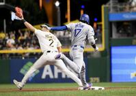 　パイレーツ戦の７回、三塁内野安打を放ち一塁に駆け込む大谷（共同）