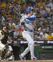 　パイレーツ戦の５回、二塁打を放つ大谷（共同）