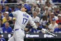 　パイレーツ戦の７回、三塁内野安打を放つ大谷（イマジンイメージズ・ロイター＝共同）