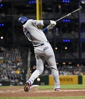 　パイレーツ戦の７回、三塁内野安打を放つド大谷（共同）