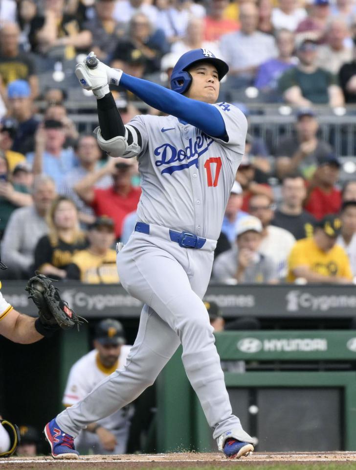 　１回、空振り三振に倒れる大谷（共同）