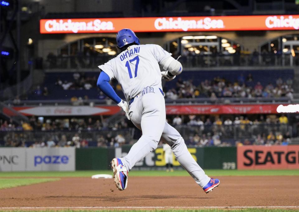 　パイレーツ戦の５回、二塁打を放ち二塁へ向かう大谷（共同）