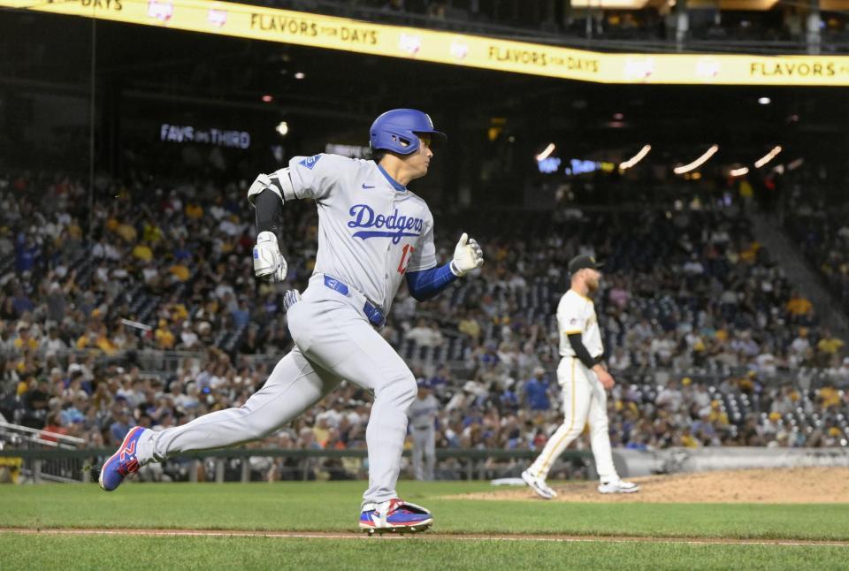 　パイレーツ戦の５回、二塁打を放ち一塁へ向かう大谷（共同）