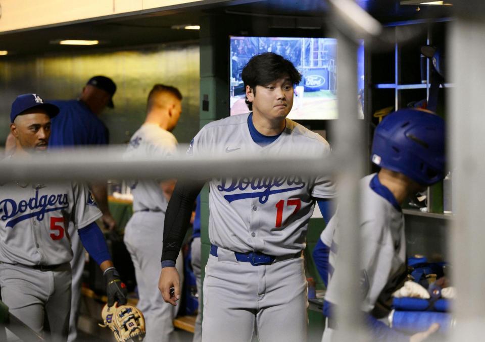 　パイレーツに敗れ引き揚げる大谷（共同）