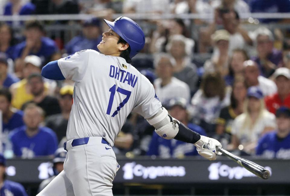 　パイレーツ戦の７回、三塁内野安打を放つ大谷（イマジンイメージズ・ロイター＝共同）