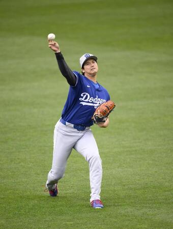 　キャッチボールする大谷（共同）