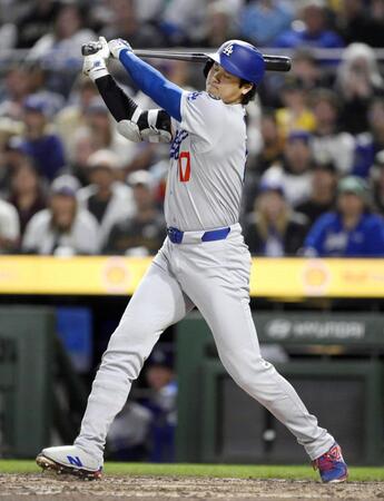 　パイレーツ戦の６回、空振り三振に倒れる大谷（共同）