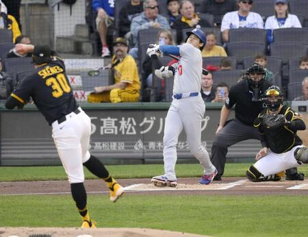 　パイレーツ戦の１回、空振り三振に倒れる大谷。投手スキーンズ＝ピッツバーグ（共同）