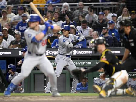 　パイレーツ戦の５回、次打者席で出番を待つ大谷（共同）