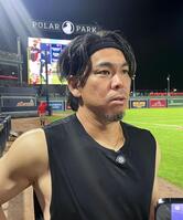 　ウースター戦で先発後、取材に応じる前田（共同）