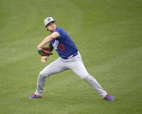 　キャッチボールする大谷（共同）