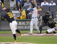 　パイレーツ戦の１回、空振り三振に倒れる大谷。投手スキーンズ＝ピッツバーグ（共同）