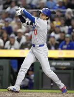 　パイレーツ戦の６回、空振り三振に倒れる大谷（共同）