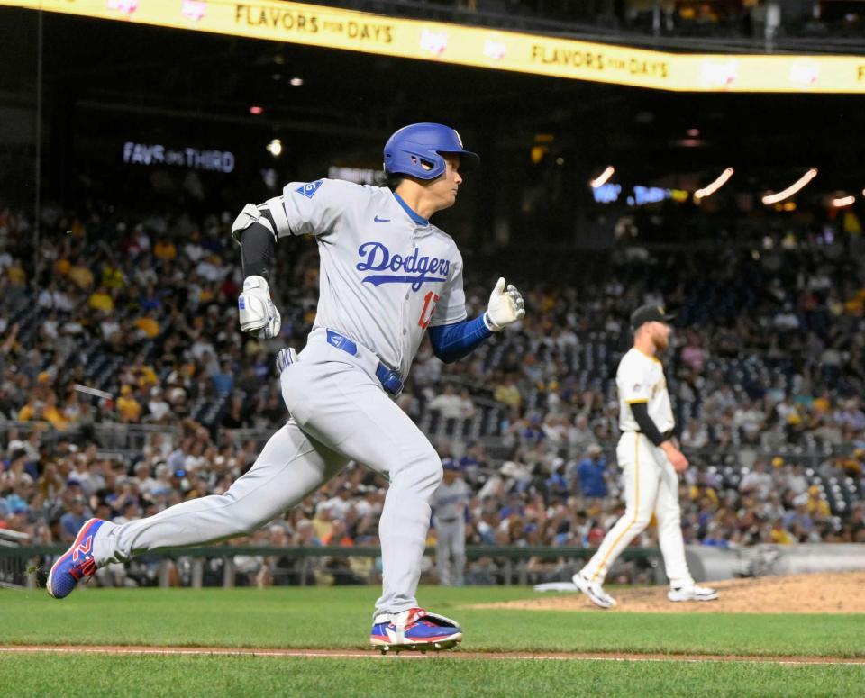 　５回、二塁打を放ち一塁へ向かうドジャース・大谷（共同）