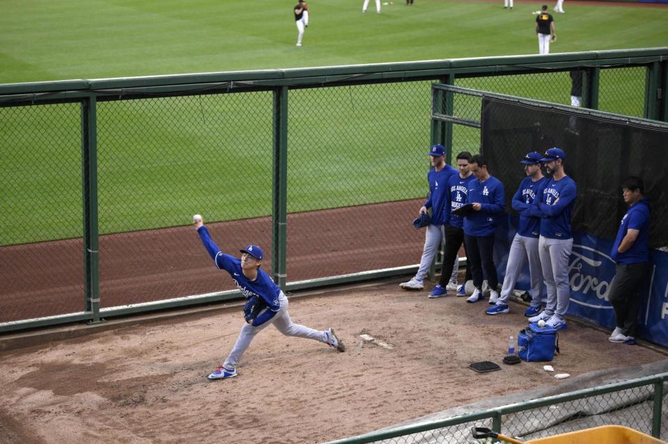 　ブルペンで投球練習する山本（共同）