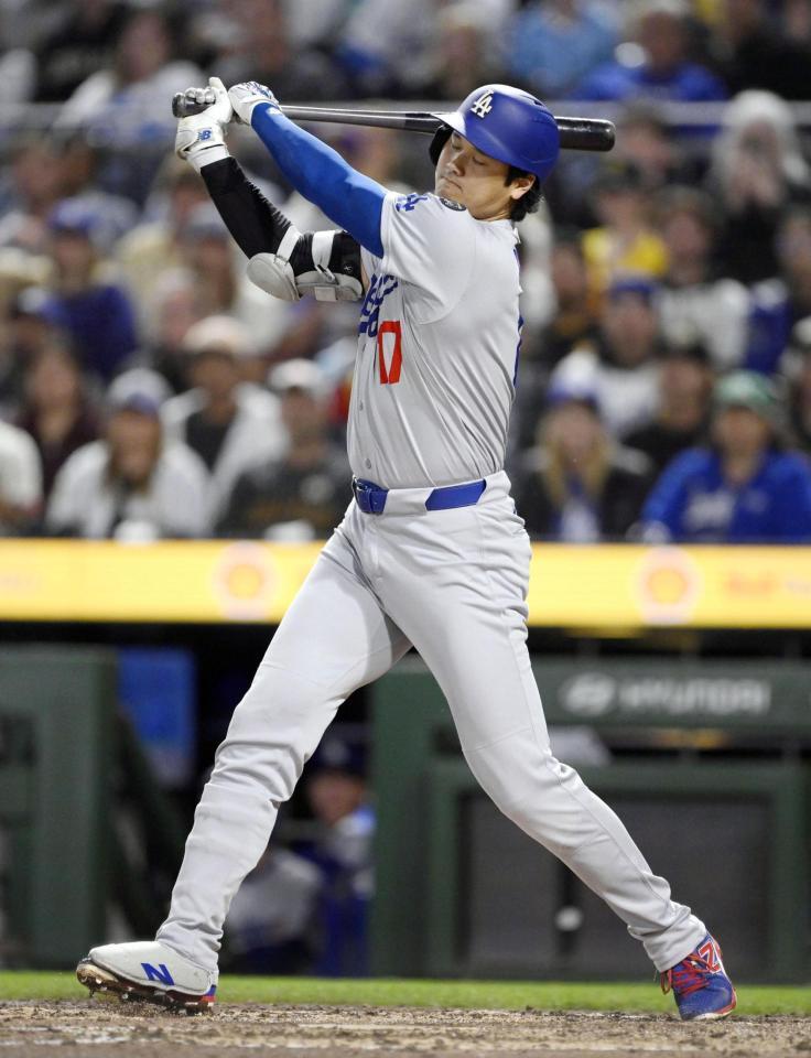 　パイレーツ戦の６回、空振り三振に倒れる大谷（共同）