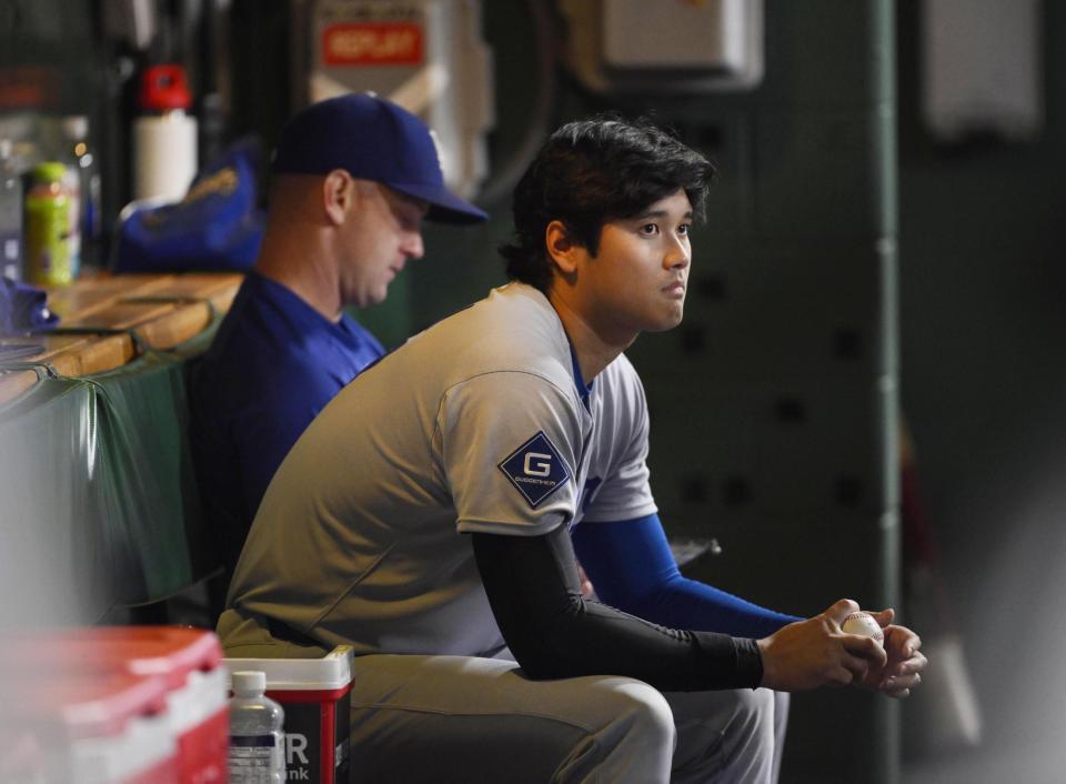 　パイレーツ戦の６回、ベンチで試合を見つめる大谷（共同）