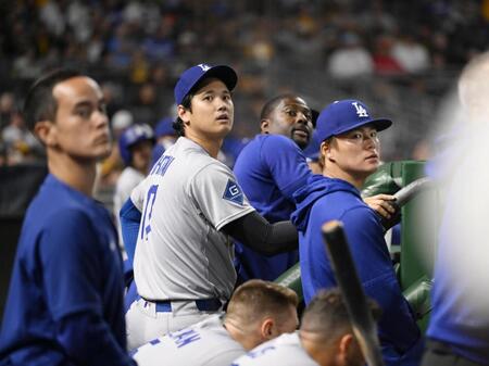 　パイレーツ戦のベンチで打球の行方を追うドジャース・大谷（左から２人目）や山本（右端）＝ピッツバーグ（共同）