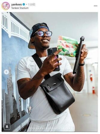 　球場入りするチザム。ヤンキースの公式インスタグラム（ｙａｎｋｅｅｓ）より