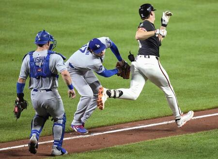 　オリオールズ戦の３回、メヨ（右）を投ゴロに仕留め、タッチアウトにするドジャース先発の大谷（中央）＝（ＡＰ＝共同）