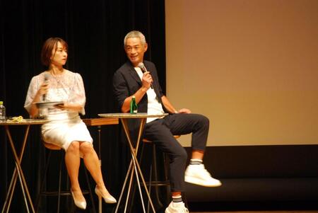 　ステージで笑みを見せるイチロー