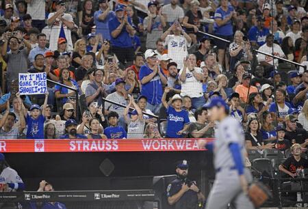 　オリオールズ戦の４回途中、降板するドジャース先発の大谷（手前）に声援を送るファン（共同）