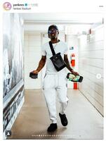 　球場入りするチザム。ヤンキースの公式インスタグラム（ｙａｎｋｅｅｓ）より