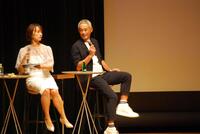 　ステージで笑みを見せるイチロー