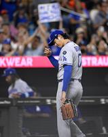 　オリオールズ戦の４回途中、降板するドジャース先発の大谷（共同）