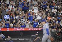 　オリオールズ戦の４回途中、降板するドジャース先発の大谷（手前）に声援を送るファン（共同）