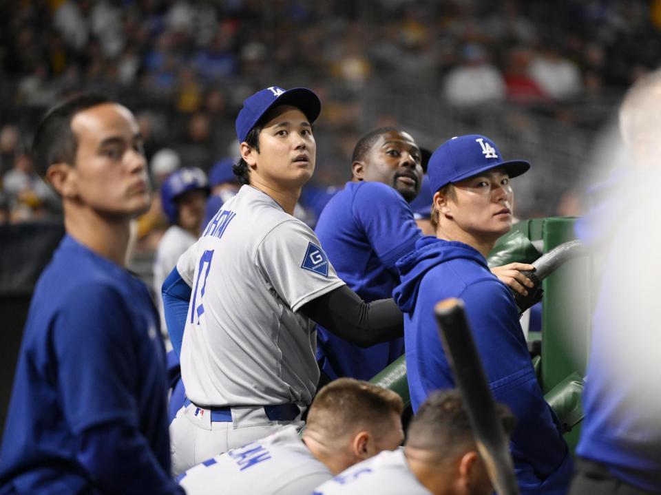 　パイレーツ戦のベンチで打球の行方を追うドジャース・大谷（左から２人目）や山本（右端）＝ピッツバーグ（共同）