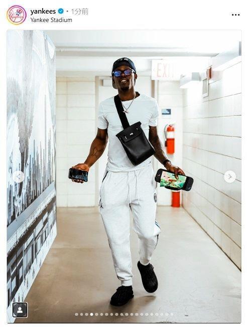 　球場入りするチザム。ヤンキースの公式インスタグラム（ｙａｎｋｅｅｓ）より