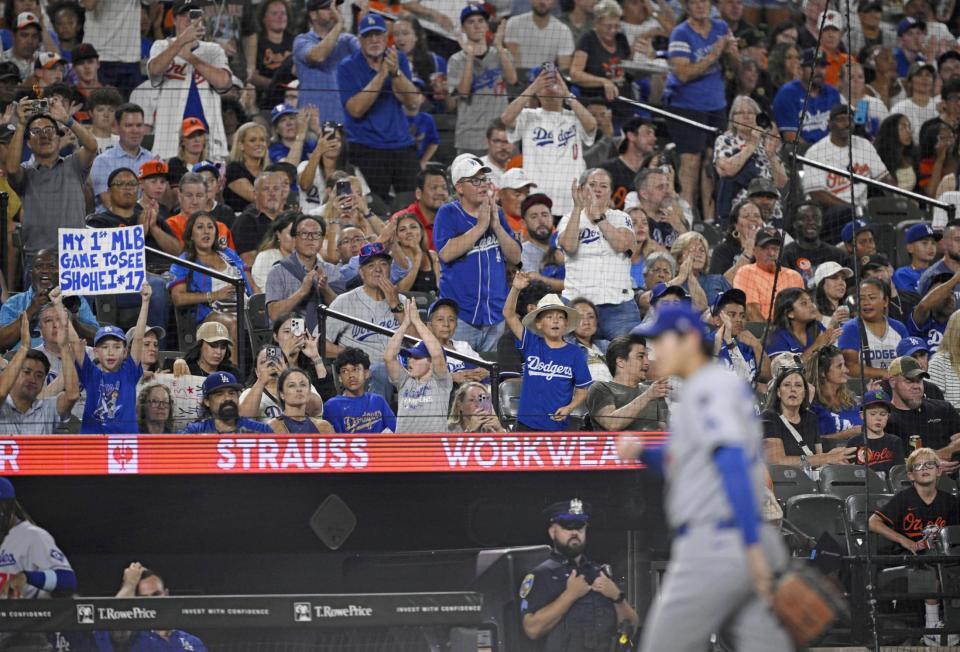 　オリオールズ戦の４回途中、降板するドジャース先発の大谷（手前）に声援を送るファン（共同）