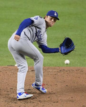 　オリオールズ戦の２回、リベラを投ゴロに打ち取ったドジャース・山本（共同）