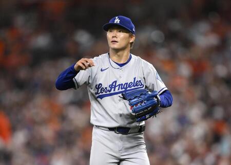 　オリオールズ戦の５回を投げ終えベンチに戻るドジャース・山本（共同）